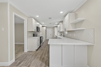 9642 Meadowglen Ln, Houston, TX 77063