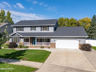 3166 Desert Star Ln, Grand Forks, ND 58201