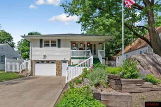 820 820 N 5th St, St. Peter, MN 56082