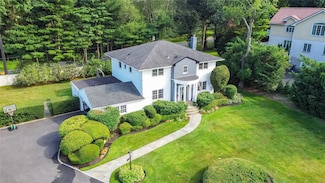 6 Jeffrey Ln, Great Neck, NY 11020