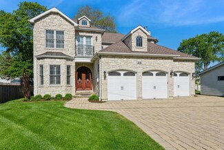 35 S Shore Ln, Lake Zurich, IL 60047