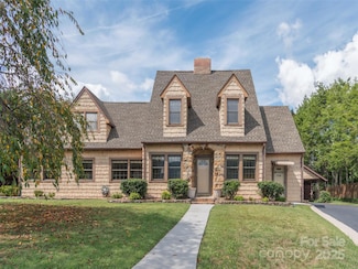 169 N Serpentine Ave, Hot Springs, NC 28743