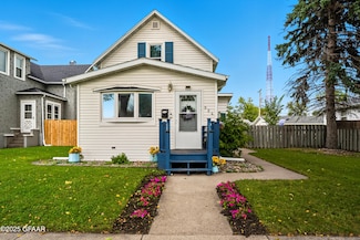 924 N 5th St, Grand Forks, ND 58203