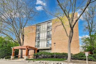 5830 Oakwood Dr Unit 4H, Lisle, IL 60532