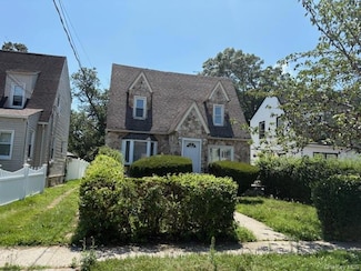 110 Woodside Ave, Freeport, NY 11520