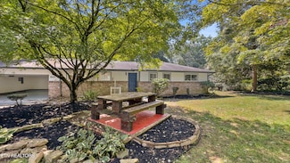 845 W Outer Dr, Oak Ridge, TN 37830