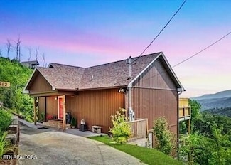 862 Sourwood Dr, Gatlinburg, TN 37738