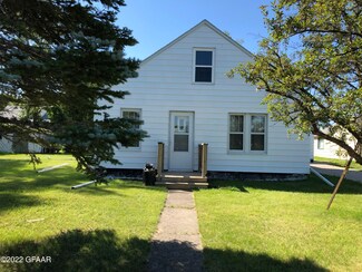 476 W 6th St, Grafton, ND 58237