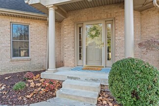 319 Village Green Dr, Canonsburg, PA 15317