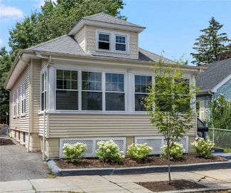66 Grosvenor Ave, Providence, RI 02908