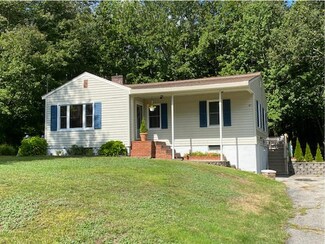 101 Oak St, Springvale, ME 04083
