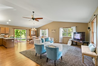 W7900 Loveland Rd, Poynette, WI 53955