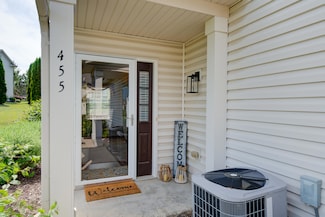 455 Cedar Ct Unit 410-2, Slinger, WI 53086