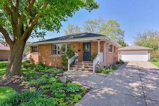 827 Parkside Dr, Wheaton, IL 60187