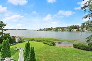 9 Oak Ln, Old Greenwich, CT 06870