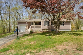 17 Ledgewood Dr, Gales Ferry, CT 06335
