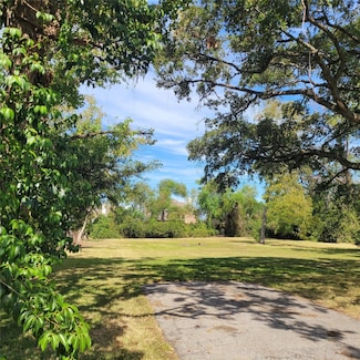 1018 E Meyer Rd, Seabrook, TX 77586