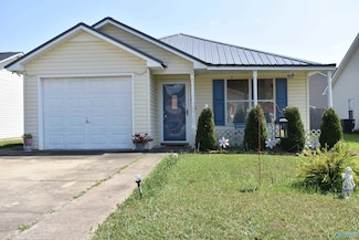 303 Autumnwood Ln, Rainbow City, AL 35906