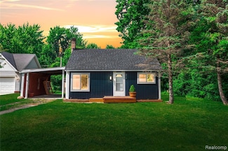 8614 Lake Rd, Grosse Ile, MI 48138