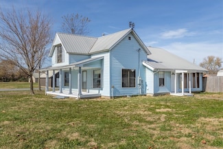 904 W Main St, Gentry, AR 72734