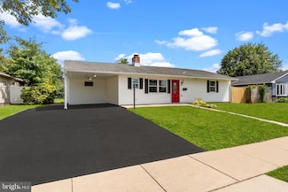 30 Poplar Ln, Levittown, PA 19054