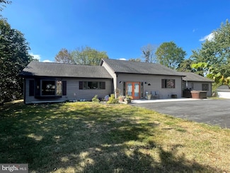 104 Golden Ln, Berkeley Springs, WV 25411