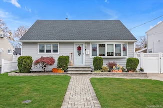 5 Wilfred Blvd, Hicksville, NY 11801