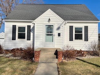 923 3rd St SW, Waseca, MN 56093