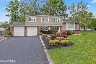 18 Nottingham Rd, Manalapan, NJ 07726