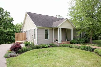 19171 Airport Ln, Mineral Point, WI 53565