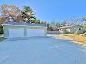 1689 Archer Ln, Nekoosa, WI 54457