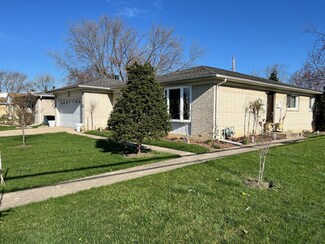 1700 W Pheasant Trail, Mount Prospect, IL 60056