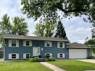 907 22nd Ave S, Moorhead, MN 56560