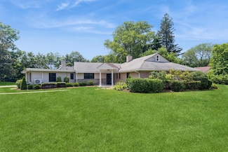 2 Foxwood Rd, Great Neck, NY 11024