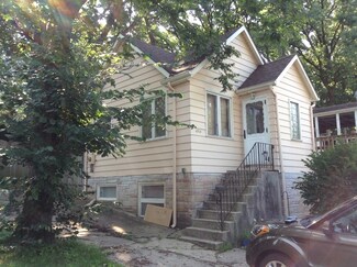 4914 E Lake Shore Dr, Wonder Lake, IL 60097