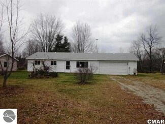 1810 Lakewood Dr, Crystal, MI 48818