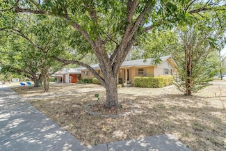 1215 Poindexter Ave, Cleburne, TX 76033