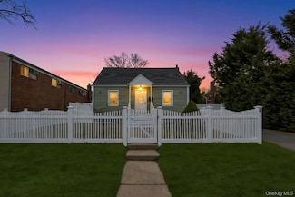 847 N Clinton Ave, Lindenhurst, NY 11757