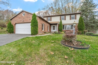 18 Redwood Dr, Schenectady, NY 12302
