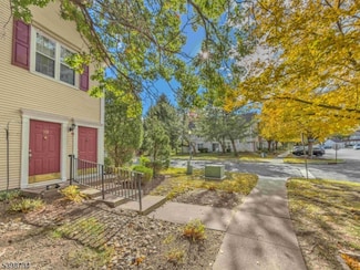 93 Gregory Ln, Franklin Park, NJ 08823