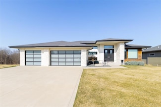 3120 Whitepine Ct, Waukee, IA 50263