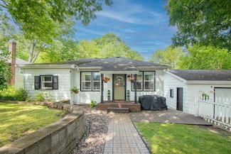 4111 Wildwood Rd, Valparaiso, IN 46383