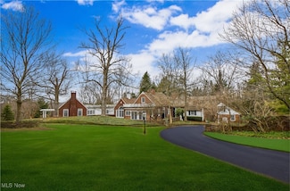 3452 Roundwood Rd, Chagrin Falls, OH 44022