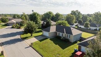 574 S Kings Gate Ct, Nixa, MO 65714