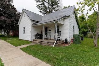 809 N Court St, Sullivan, IN 47882