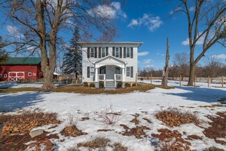 1104 E Hoffman St, Three Rivers, MI 49093
