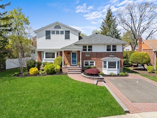 2555 Iris Ln, North Bellmore, NY 11710