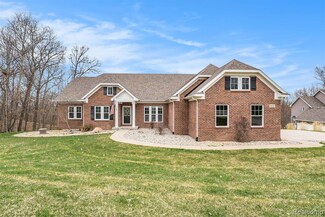 9119 Marsh View Dr, Fenton, MI 48430