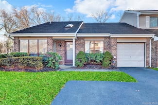 248 Pond View Ln, Smithtown, NY 11787