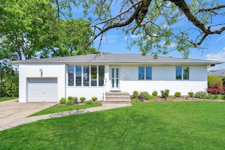 214 Central Park Rd, Plainview, NY 11803
